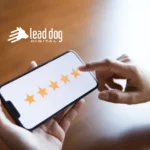 Digital review on the mobile phone: the customer is giving a 5-star review. The picture symbolizes the importance of the customer review and best practices in responding to it.